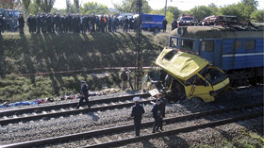 42 de morţi după ce un tren a lovit un autocar în Ucraina
