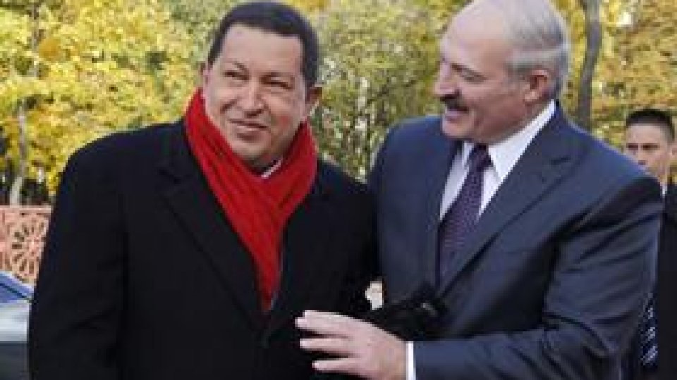 Hugo Chavez promite Belarusului petrol pentru 200 de ani