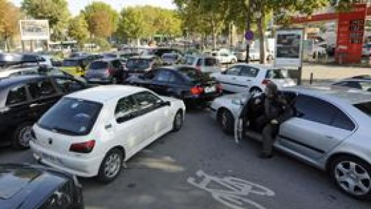 Greva din rafinării duce la o criză de combustibil în Franţa