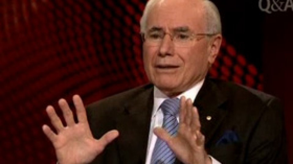 Un fost premier australian, atacat cu pantofi