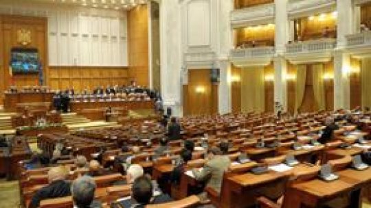 Parlamentarii votează moţiunea