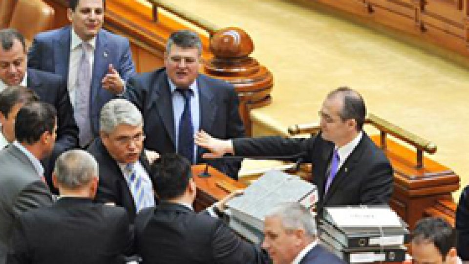 "Lupta continuă" după respingerea moţiunii, afirmă opoziţia