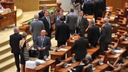 Opoziţia cere retrimiterea legii pensiilor în parlament