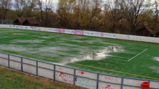 Patinoarul din Arad are gazon artificial înaintea iernii