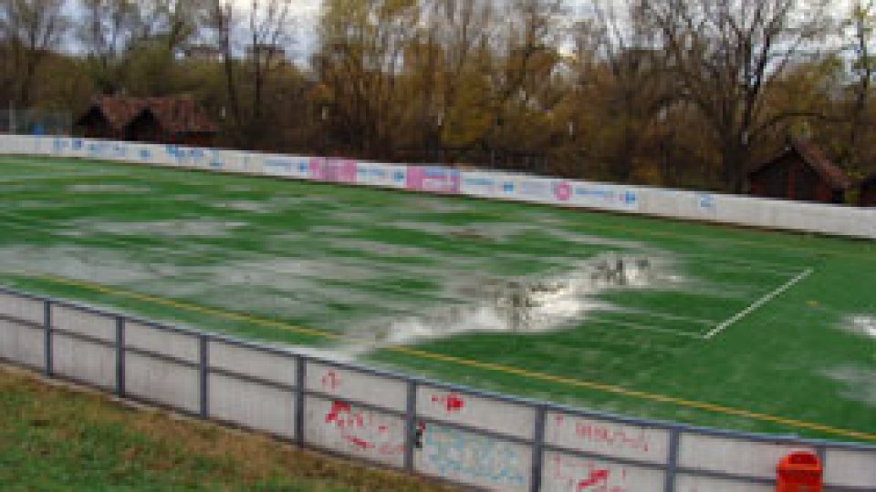 Patinoarul din Arad are gazon artificial înaintea iernii