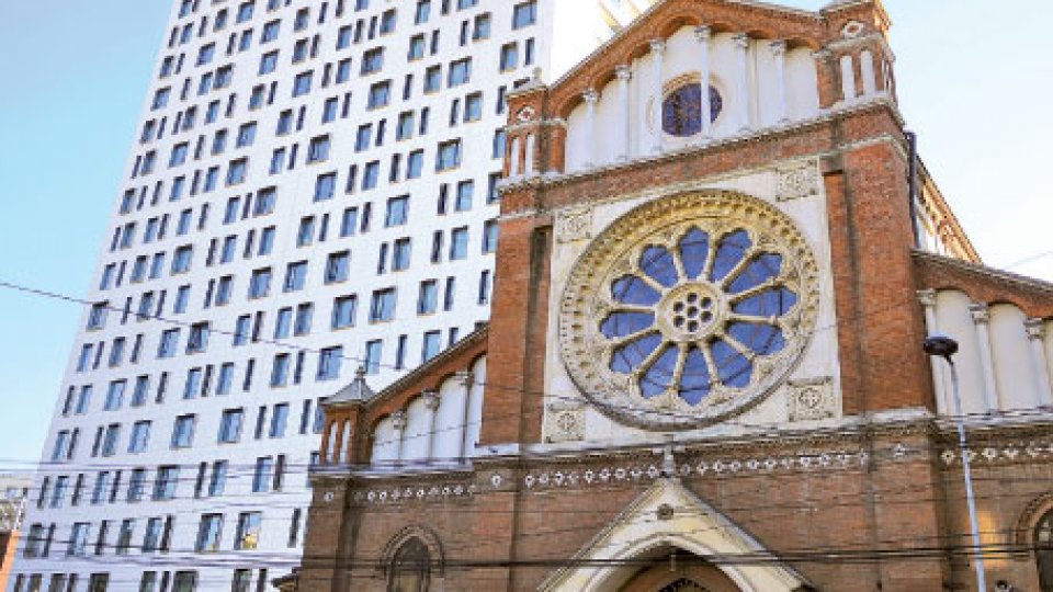 Post negru pentru demolarea Cathedral Plaza