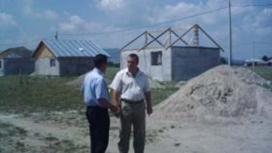 Fondurile pentru ridicarea caselor ajung greu la sinistraţi