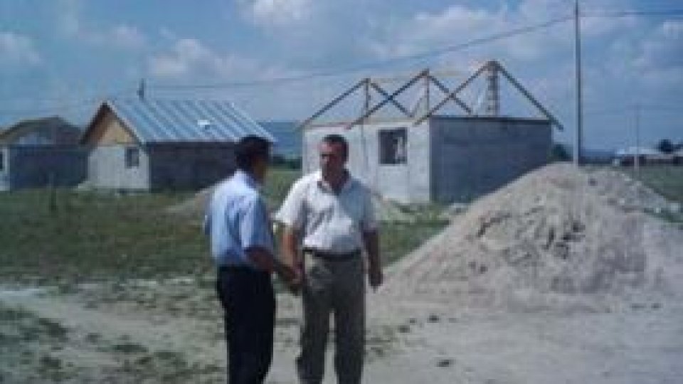 Fondurile pentru ridicarea caselor ajung greu la sinistraţi