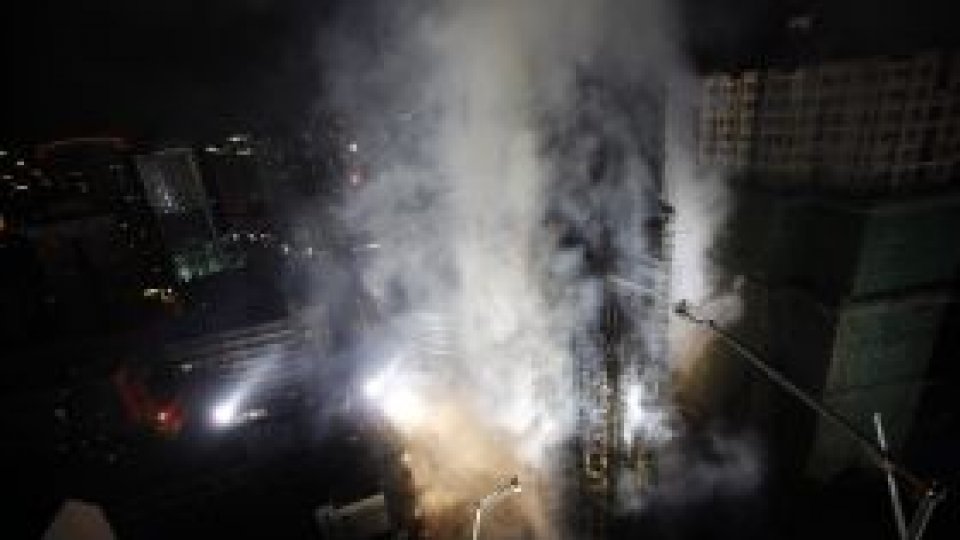 Incendiu devastator într-un zgârie-nori din China