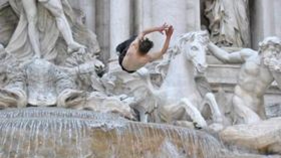 Român amendat după ce a plonjat în Fontana di Trevi
