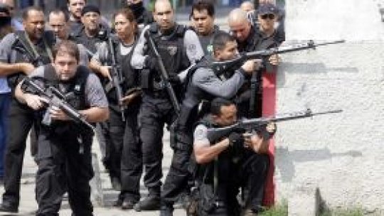 Poliţia din Rio combate traficanţii de droguri cu blindate