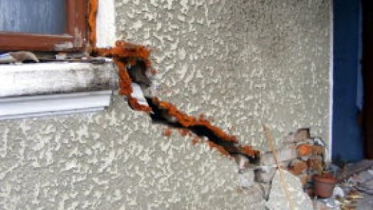 Alunecările de teren lasă oamenii pe drumuri în Vâlcea