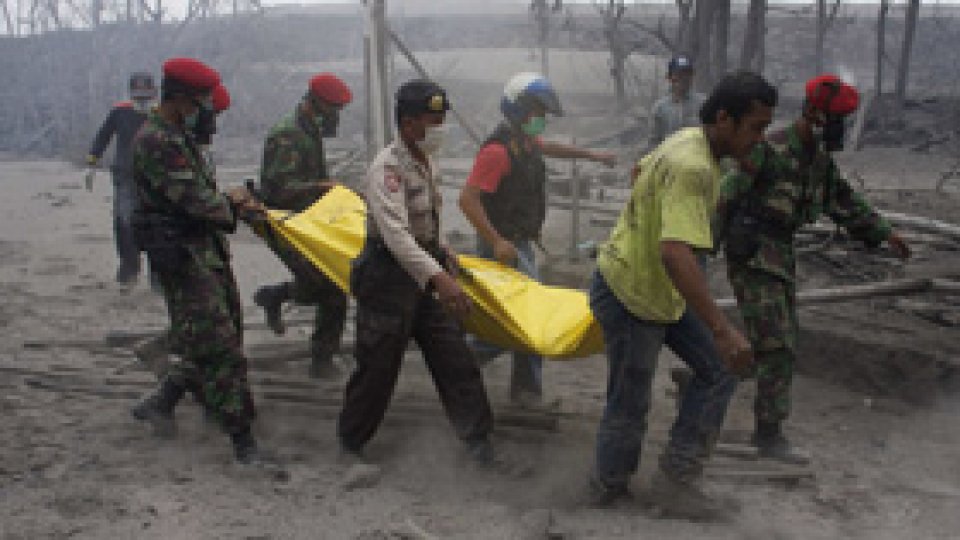 Vulcanul Merapi ucide alte 77 de persoane într-o nouă erupţie