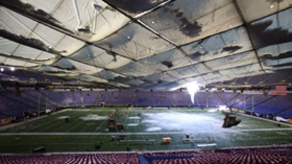 Zăpada rupe acoperişul unui stadion de fotbal american