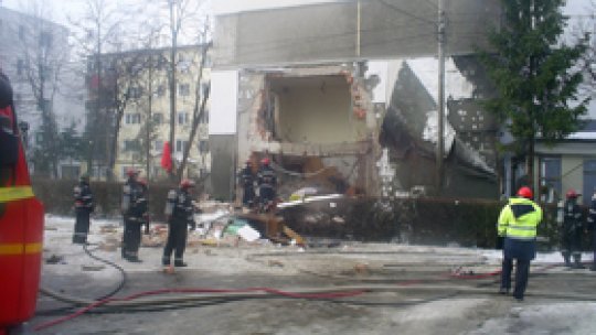 Explozie la parterul unui imobil din Bacău