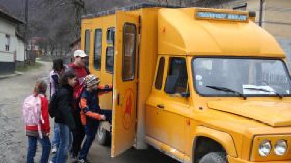Judeţul Bacău primeşte şase microbuze şcolare