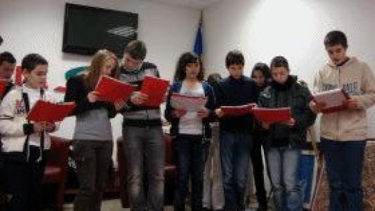 Copiii români din Roma au plecat la colindat