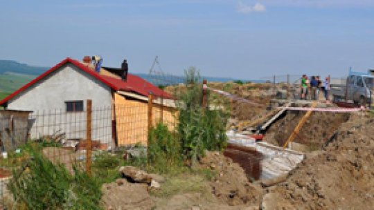 Mai multe clădiri, distruse de o surpare de teren