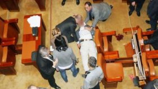 Un bărbat s-a aruncat de la balconul parlamentului
