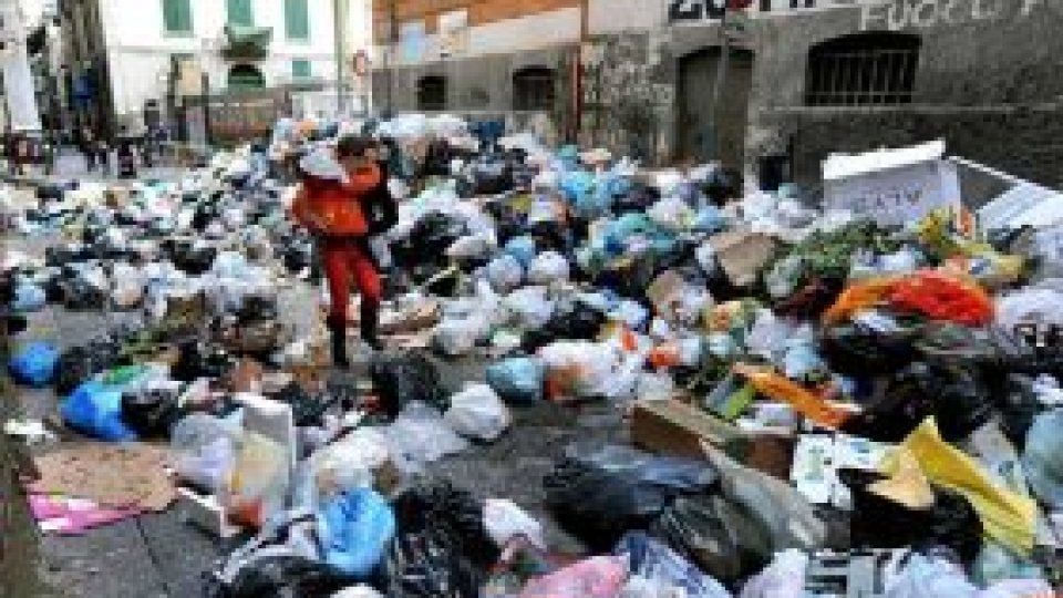 Armata curăţă de gunoaie oraşul Napoli