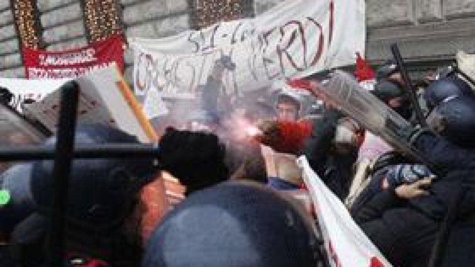 Tensiuni între artişti şi poliţie la Scala di Milano