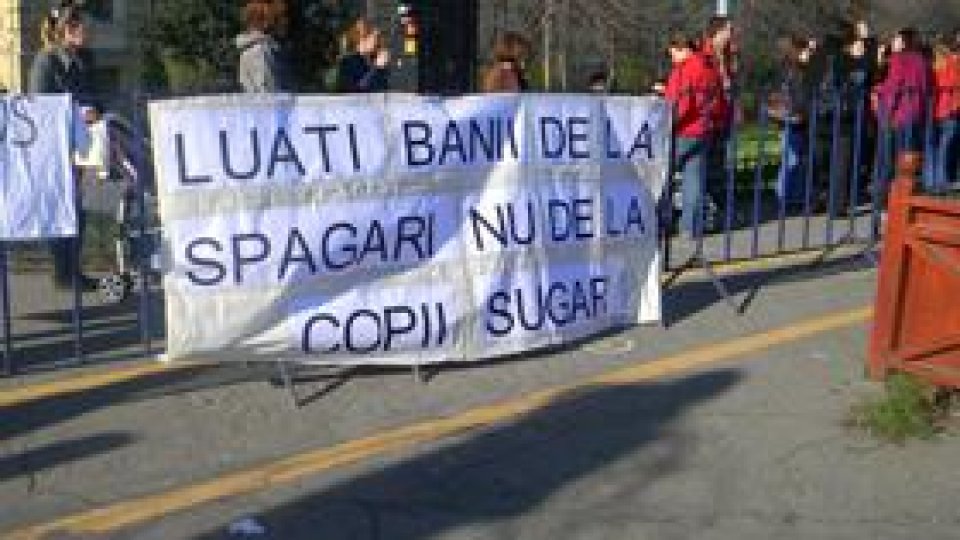 Mamele protestează în Piaţa Victoriei