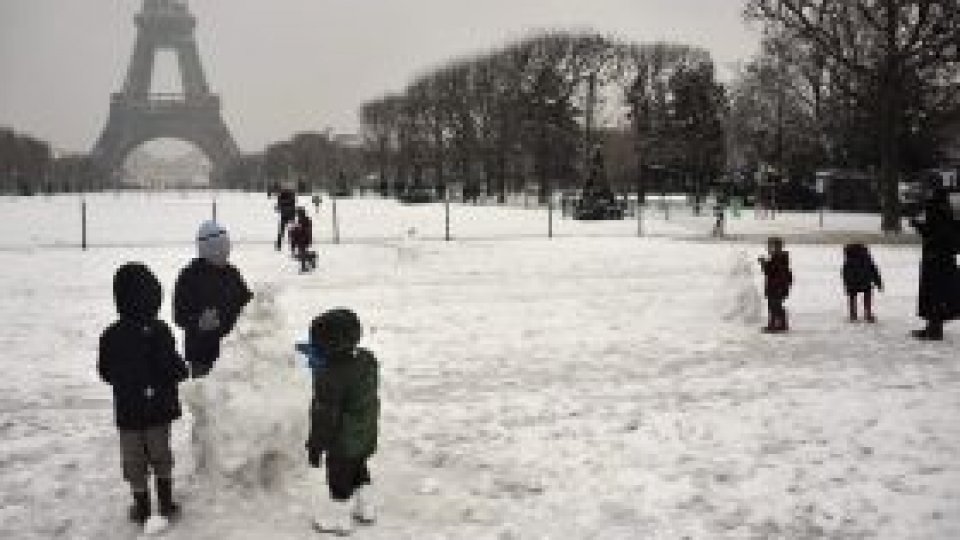 Ninsorile de la Paris închid Turnul Eiffel