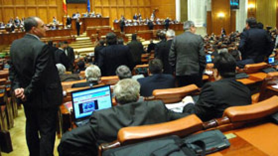 Partidele îşi desemnează liderii grupurilor parlamentare