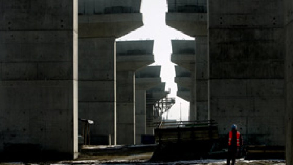 Bechtel "păstrează 300 de muncitori" pentru autostradă