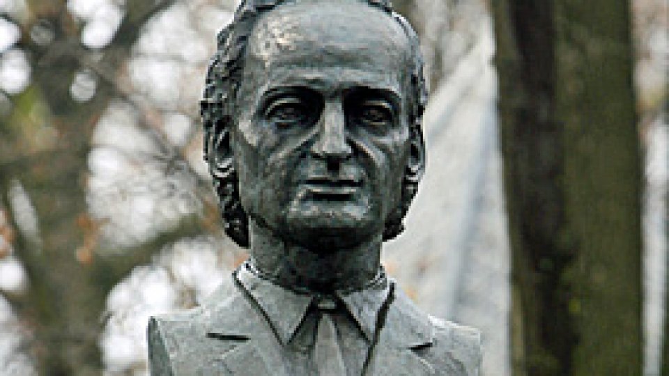 Bust al poetului Grigore Vieru, dezvelit la Chişinău