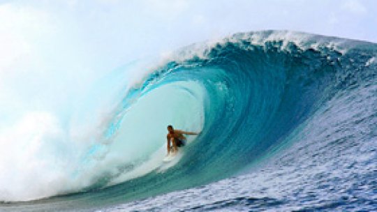 Spectatori luați de valuri în California