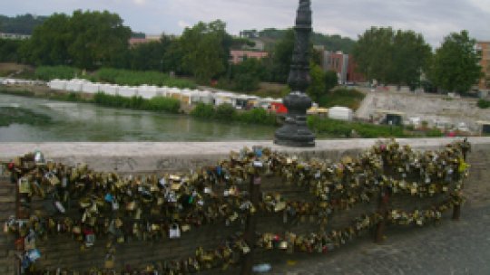 Bileţele de amor sau ”pecetea iubirii” pe un lăcăţel