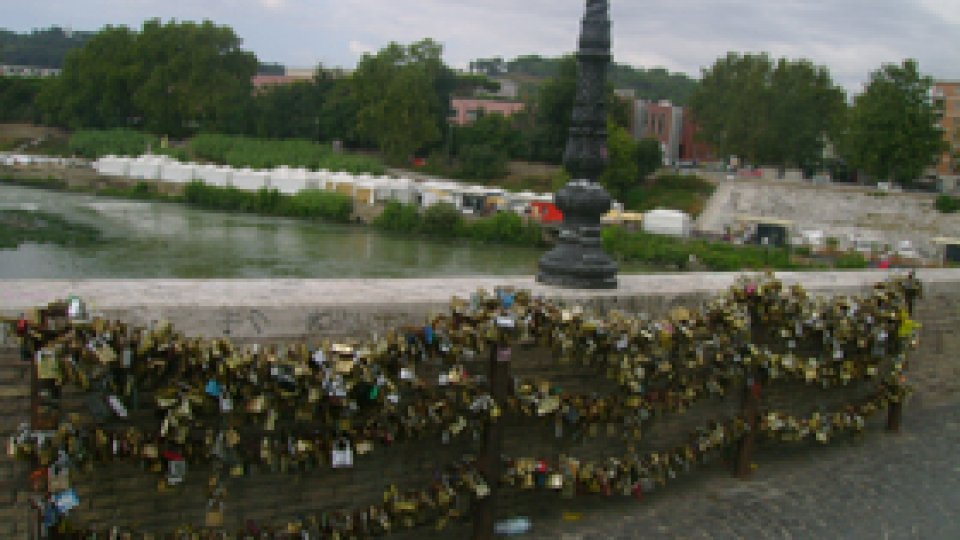 Bileţele de amor sau ”pecetea iubirii” pe un lăcăţel