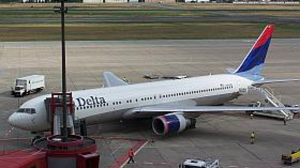 Pasager dat jos din avion din cauza mirosului