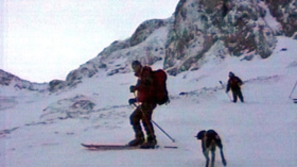 A fost găsit trupul salvamontistului surprins de avalanşă