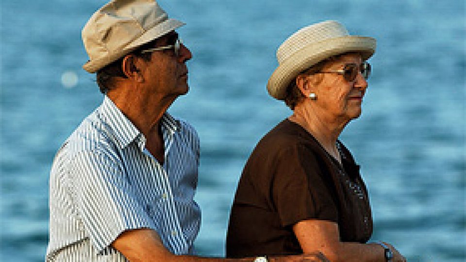 Oamenii ating nivelul maxim de fericire la vârsta de 74 de ani
