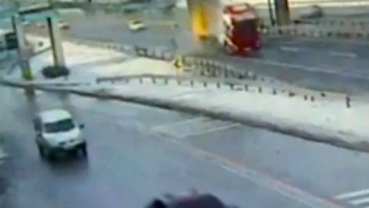 Pod pietonal, spulberat de o basculantă