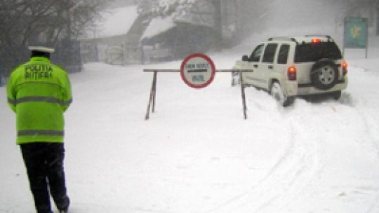 Zăpada viscolită creează probleme în traficul rutier