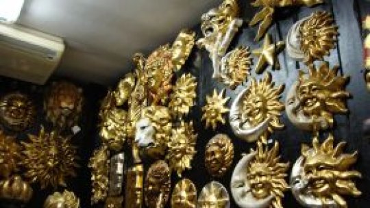 Românul care face măşti