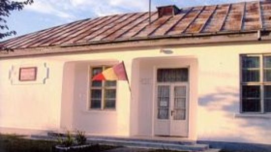 O clădire, mai multe şcoli