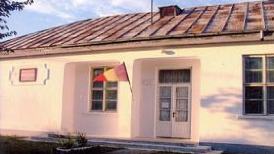 O clădire, mai multe şcoli