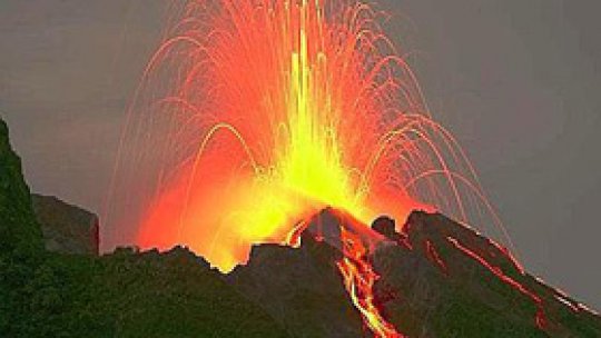 Vulcanul Stromboli din nordul Siciliei erupe