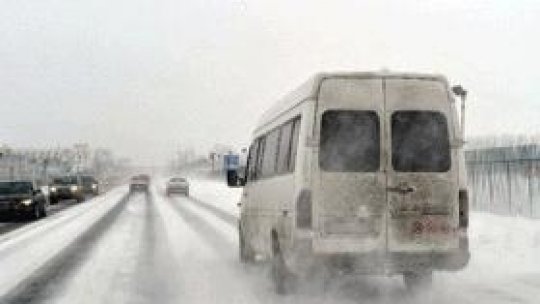 Drumuri naţionale blocate, trafic îngreunat din cauza zăpezii
