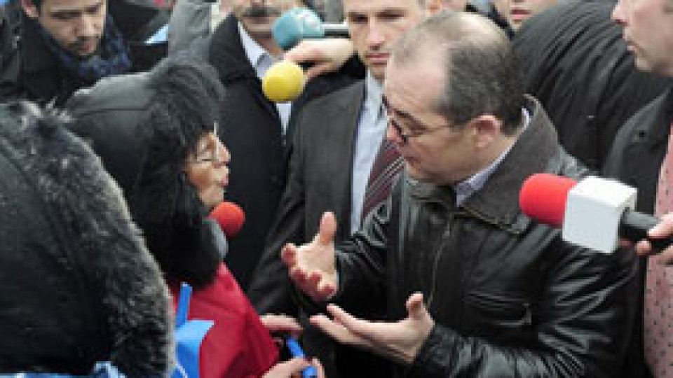 Emil Boc a discutat în stradă cu sindicaliştii