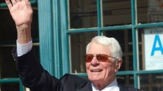 A murit actorul Peter Graves