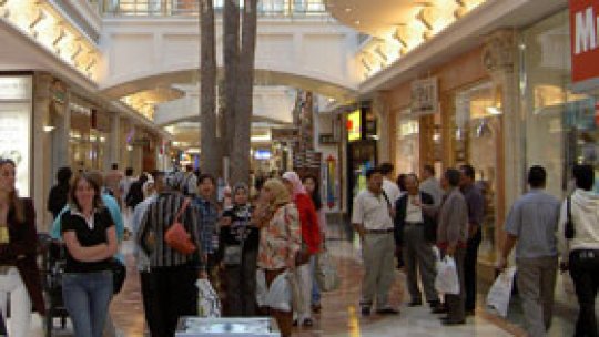 Ieşenii s-au căţărat pe rafturi pentru chilipiruri