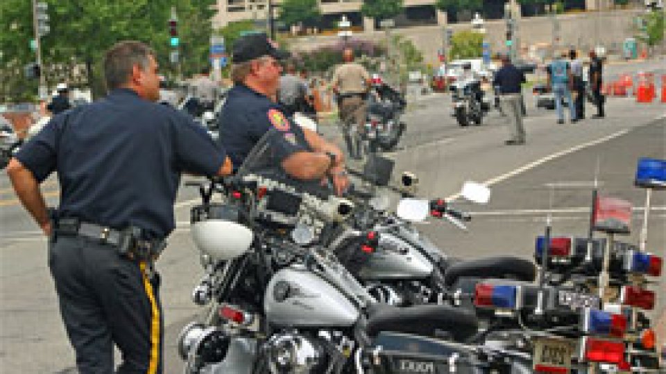 Poliţia "serveşte" prăjituri acasă