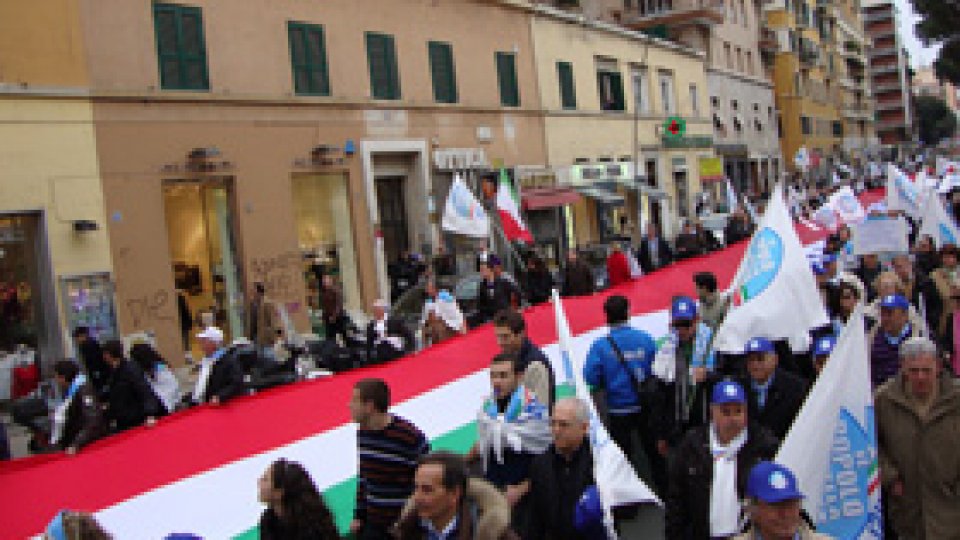 Silvio Berlusconi susţinut în stradă