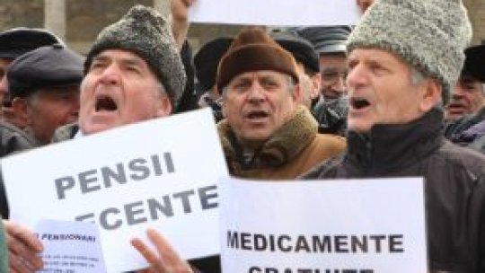 Pensionarii pichetează guvernul şi prefecturile