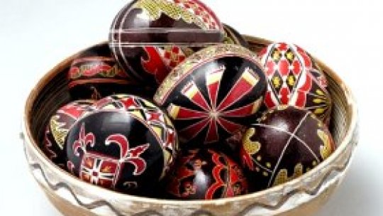 Alb, galben, roşu şi negru: culorile ouălor de Paşti